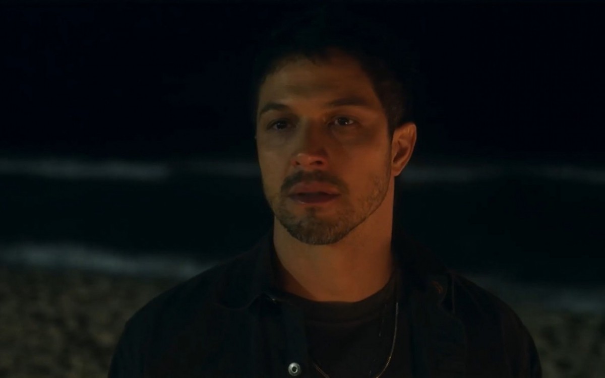 Brisa (Lucy Alves) e Oto (Romulo Estrela) têm primeiro beijo em 'Travessia' - Reprodução/TV Globo