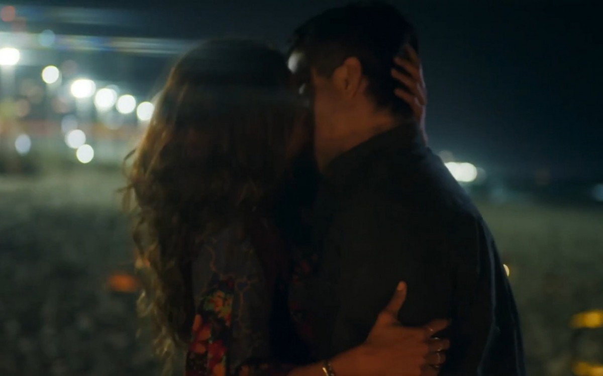 Brisa e Oto se beijam em 'Travessia' - Reprodução/TV Globo