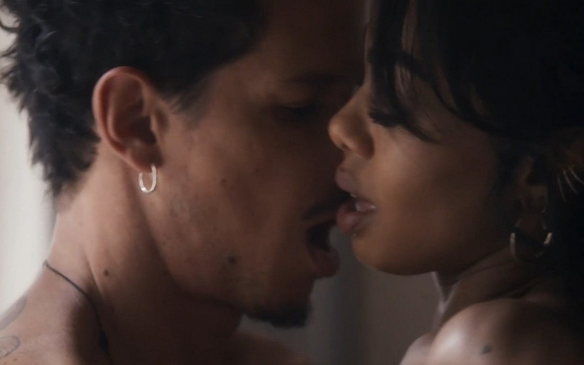 Gil (Rafael Losso) e Talita (Dandara Mariana) em cena quente de sexo, no capítulo de 'Travessia' deste sábado - Reprodução/TV Globo