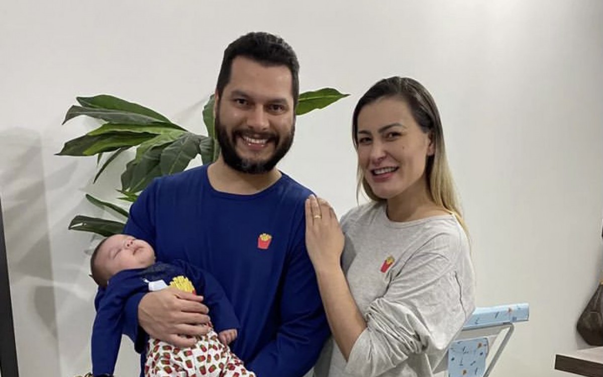 Andressa Urach e Thiago Lopes com o filho Leon