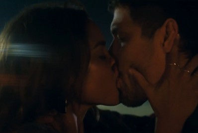 'Travessia': Brisa e Oto se beijam pela primeira vez, ao som de 'Evidências'