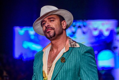 Lá vem ele! Diogo Nogueira estreia como modelo em desfile na SPFW