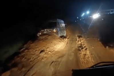 Van bate em bloqueio de bolsonaristas e três adolescentes ficam feridos