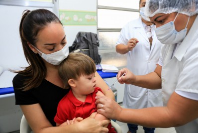 1º dia de vacinação contra Covid-19 leva famílias aos postos de saúde 