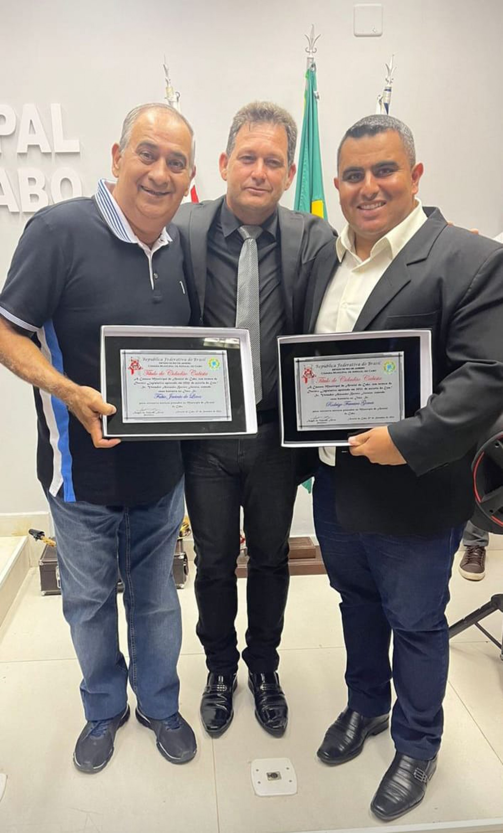 Fábio Barriga (E), Galego e Rodrigo Gomes após receber a honraria na Câmara Municipal de Arraial do Cabo - Divulgação