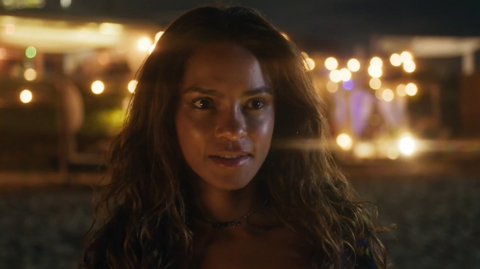 Brisa (Lucy Alves) e Oto (Romulo Estrela) têm primeiro beijo em 'Travessia' - Reprodução/TV Globo