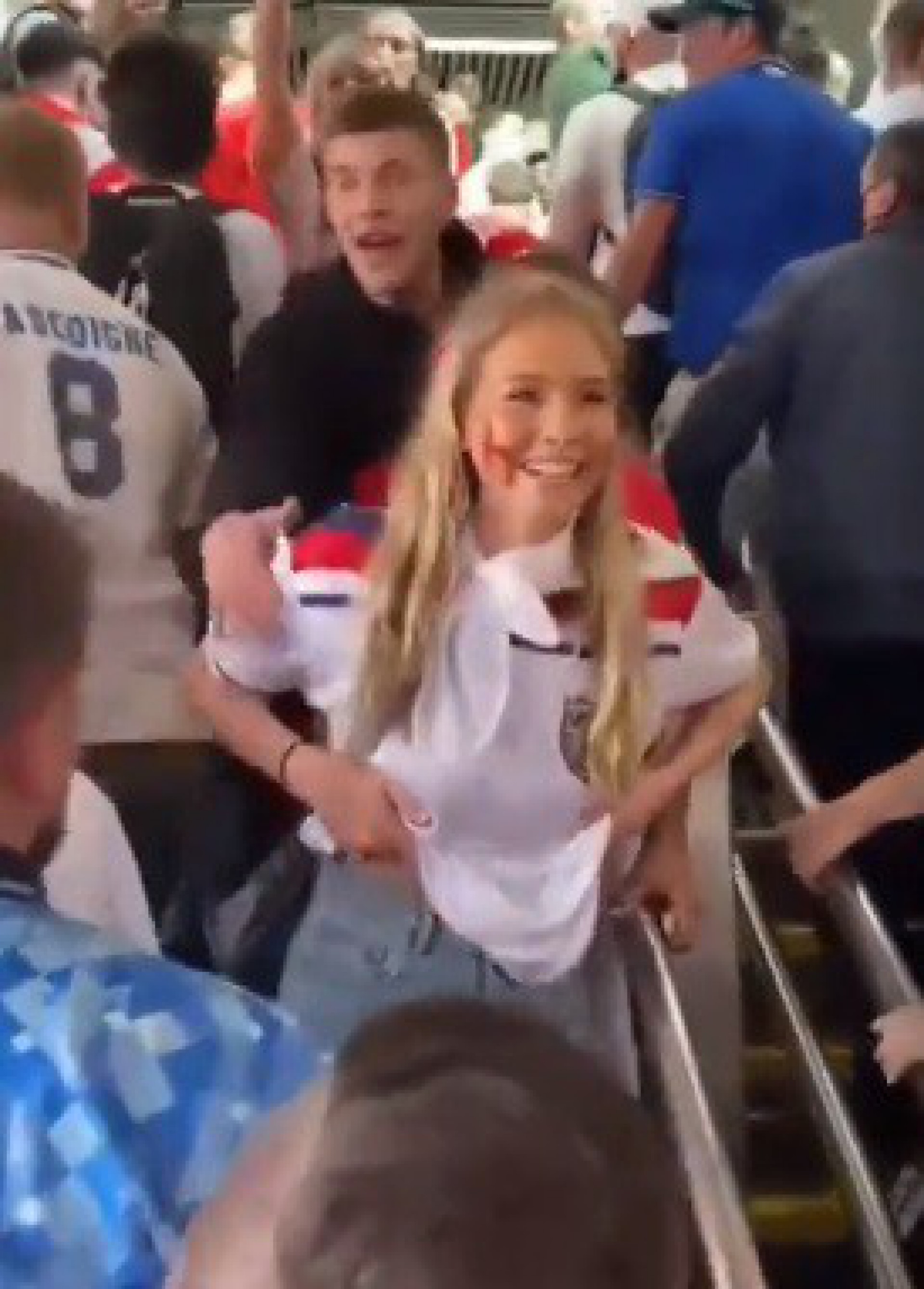 Vídeo! Torcedora da Inglaterra se anima com a Copa do Mundo e exibe os  seios Jornal MEIA HORA - Esportes