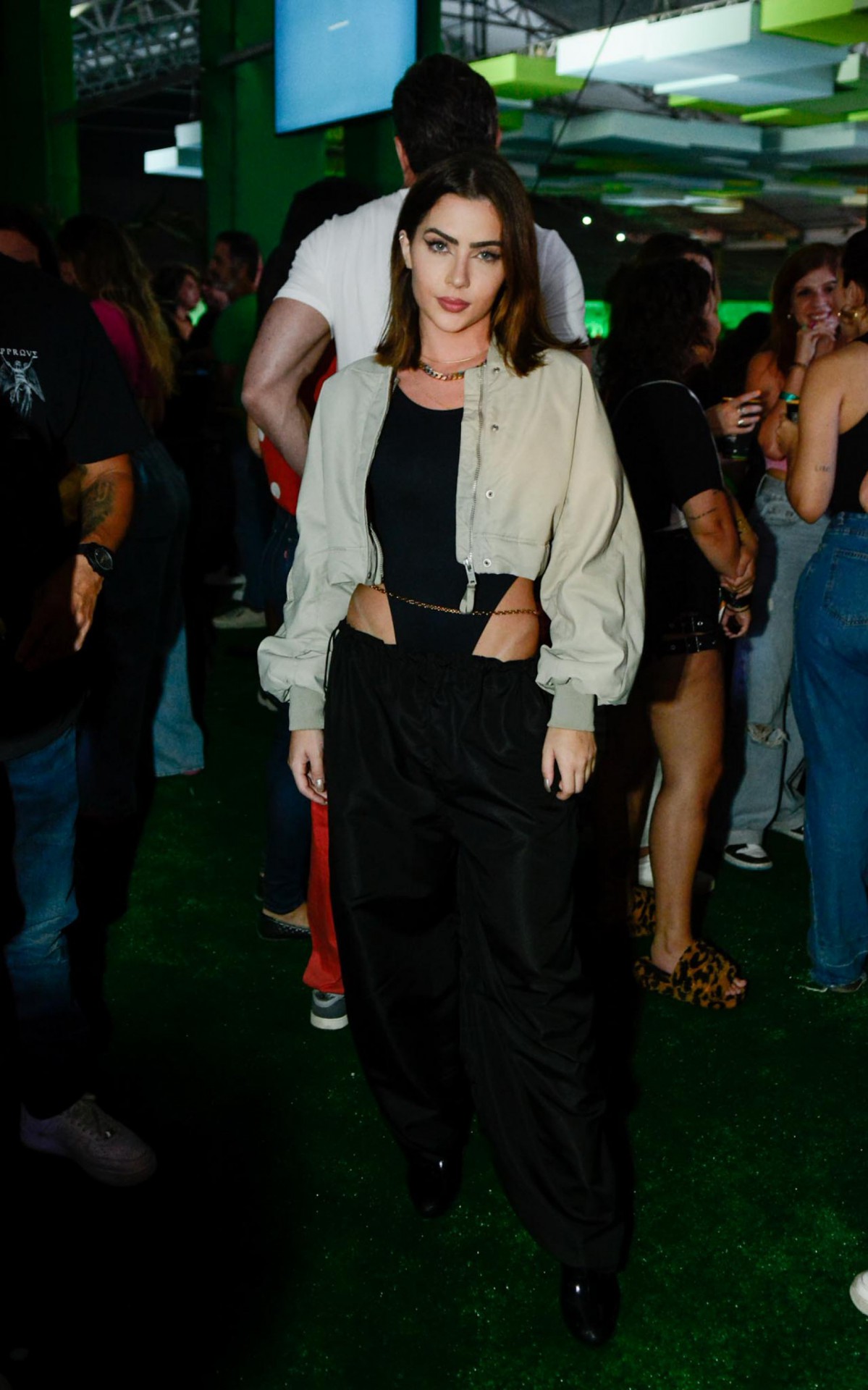 Jade Picon assiste aos shows do Festival Village Betano