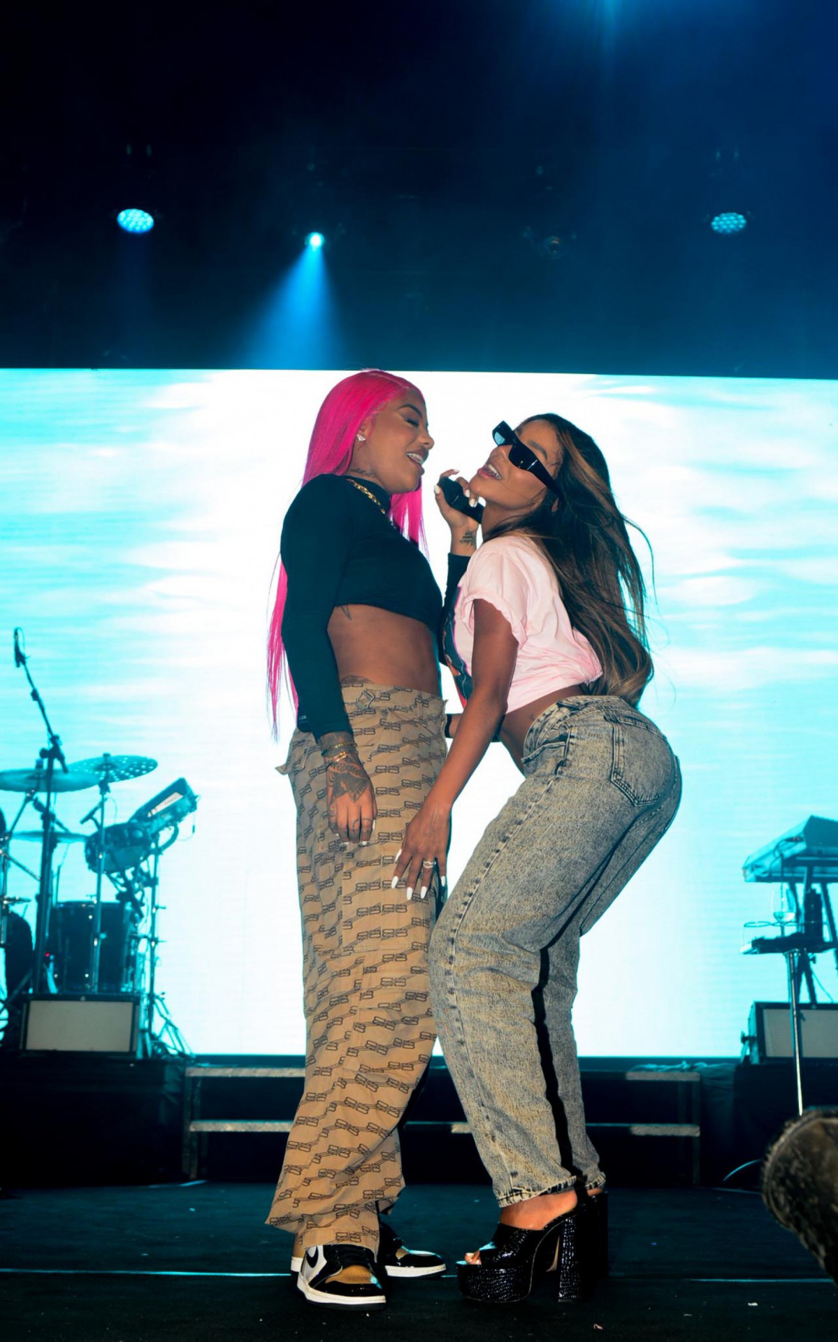 Ludmilla e Brunna Gon&ccedil;alves esquentam o clima durante show no Rio