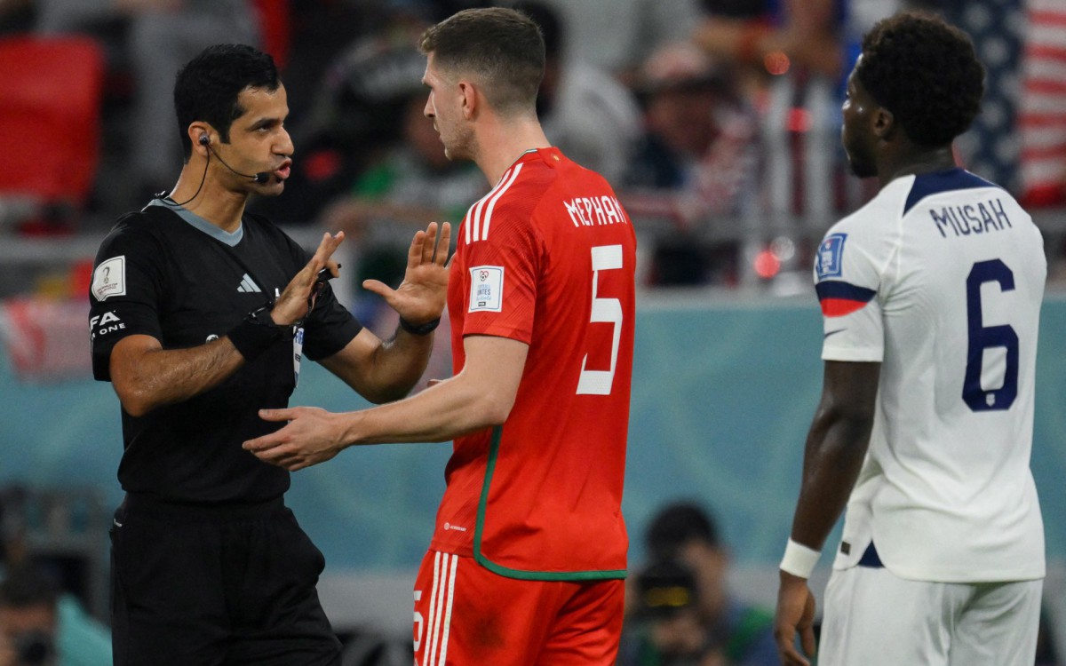 O &aacute;rbitro Abdulrahman Al Jassim teve uma atua&ccedil;&atilde;o tranquila em Estados Unidos x Pa&iacute;s de Gales