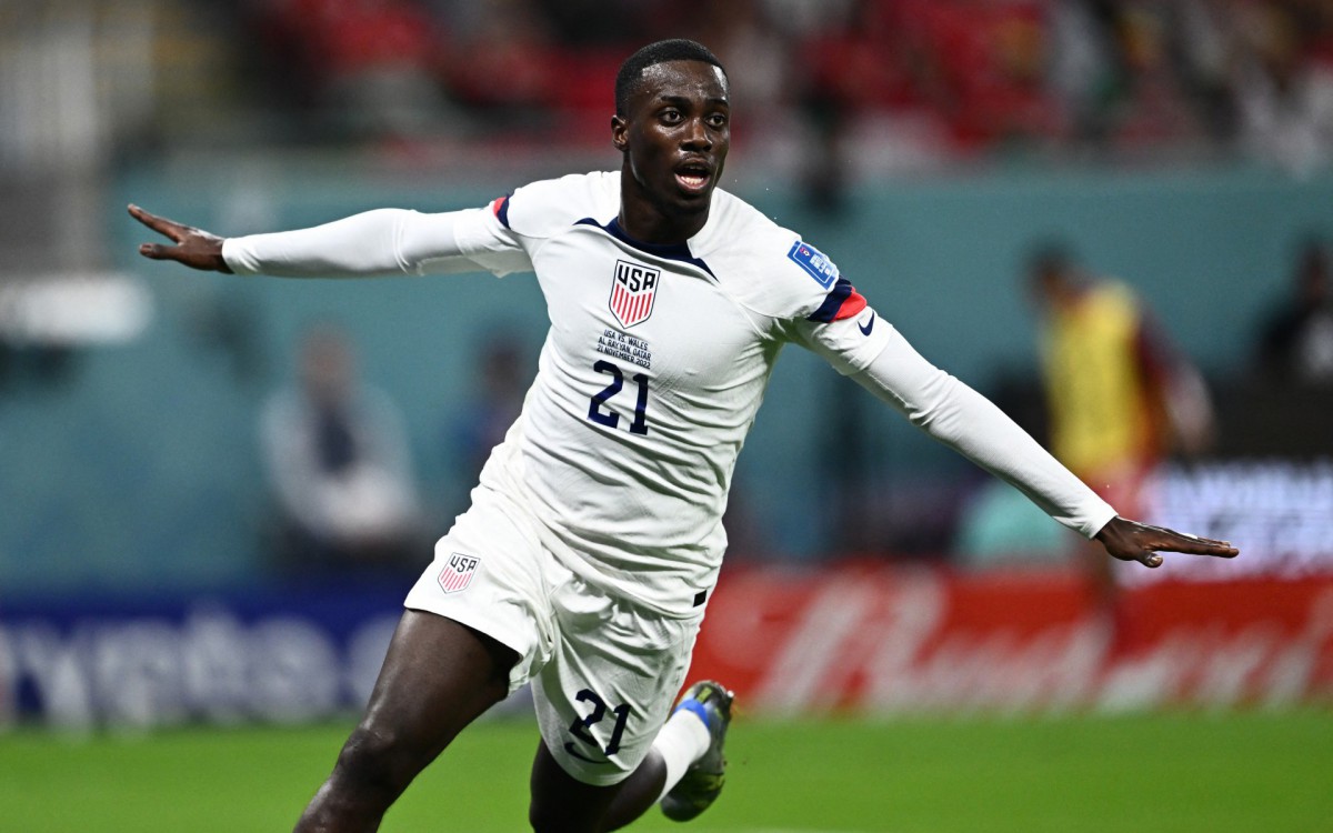 Timothy Weah, dos Estados Unidos, comemora gol marcado sobre o Pa&iacute;s de Gales