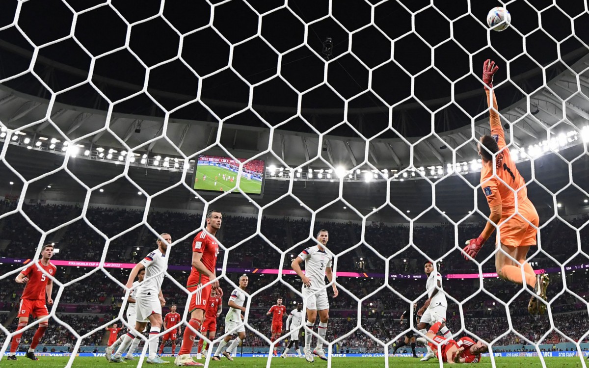 O goleiro Matt Turner fez uma grande defesa na cabe&ccedil;ada de Ben Davies, do Pa&iacute;s de Gales