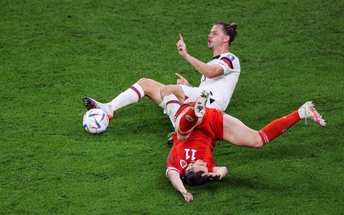 Aos 34 minutos do segundo tempo, Zimmerman, dos Estados Unidos, cometeu p&ecirc;nalti em Gareth Bale 