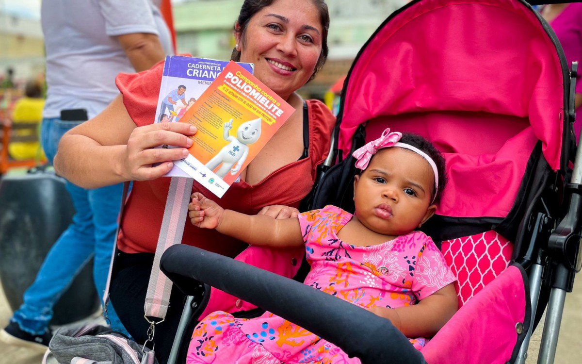 Maria Jos&eacute; levou a filha Melissa de 9 meses para se vacina na tenda instalada no Pra&ccedil;a Eliaquim Batista