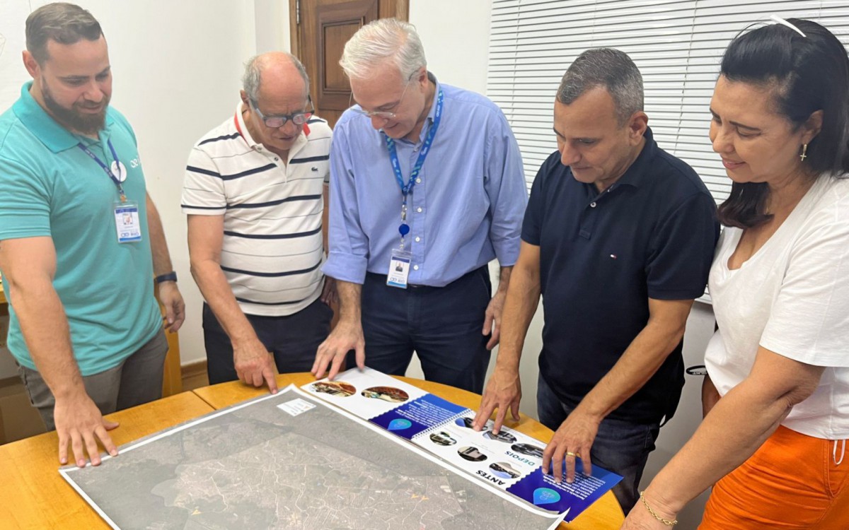 Os bairros já beneficiados com obras de extensão de rede foram: Bom Pastor, Jardim do Ipê, Piam, Centro, Monte das Oliveiras, Parque São Vicente, Xavantes e Vale do Ipê. Ações foram apresentadas ao prefeito Waguinho (camisa preta)