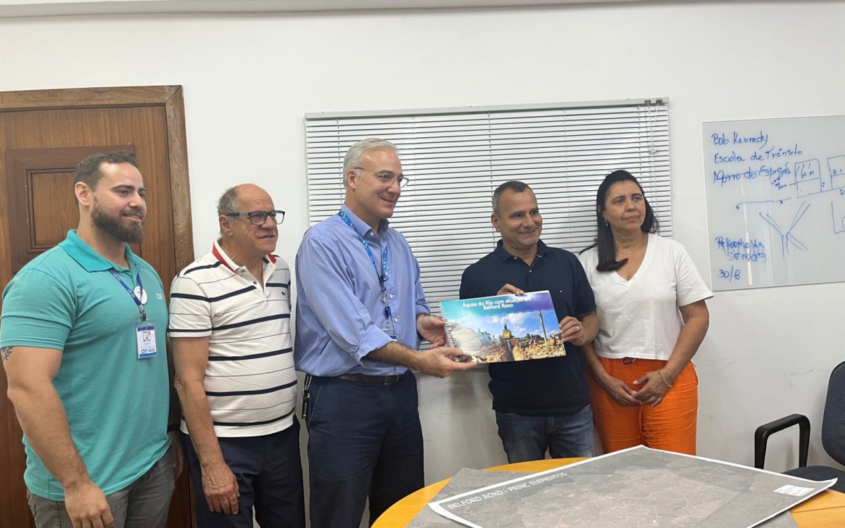 O prefeito Waguinho (camisa preta) recebendo das mãos do diretor-superintendente Luiz Fabbriani, o balanço das ações da Ãguas do Rio no municÃpio