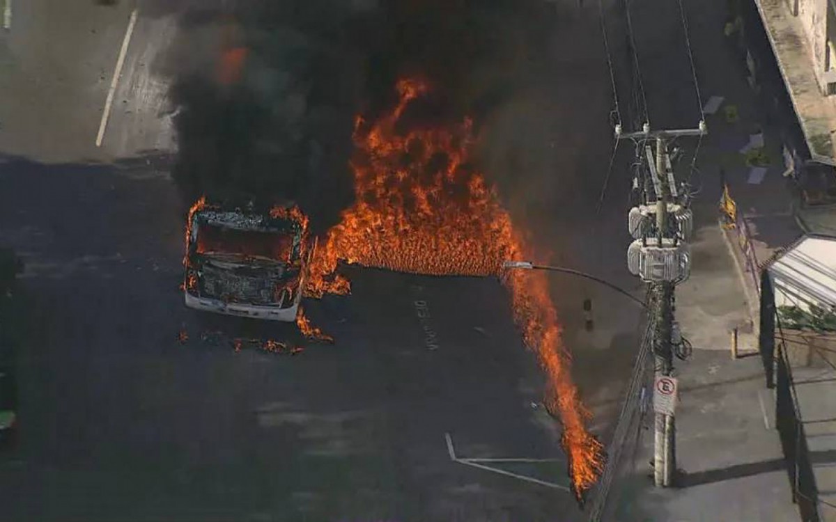 O incêndio se espalhou pela via devido ao vazamento de combustível - Reprodução/TV Globo