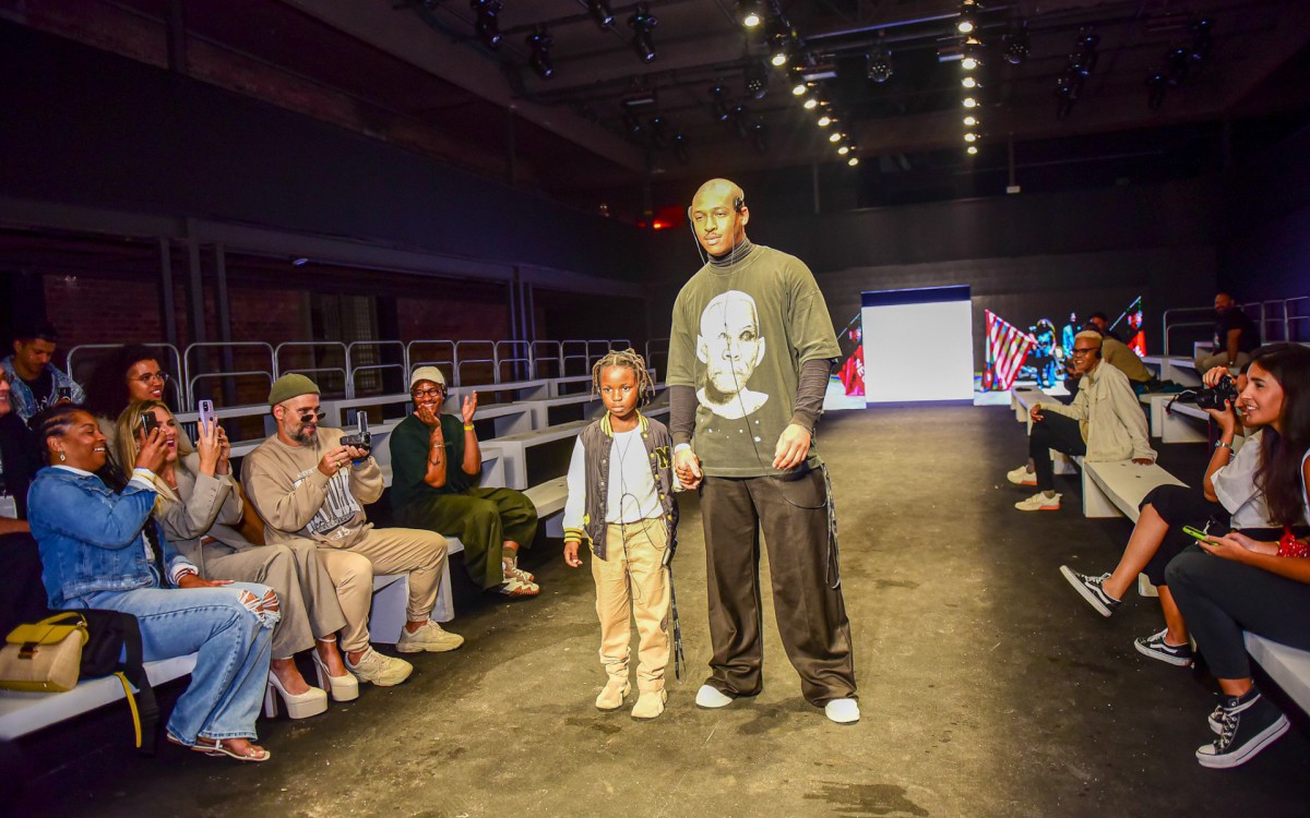 Bless, filho de Bruno Gagliasso e Giovanna Ewbank, desfila no &uacute;ltimo dia da S&atilde;o Paulo Fashion Week ao lado de Kevin David