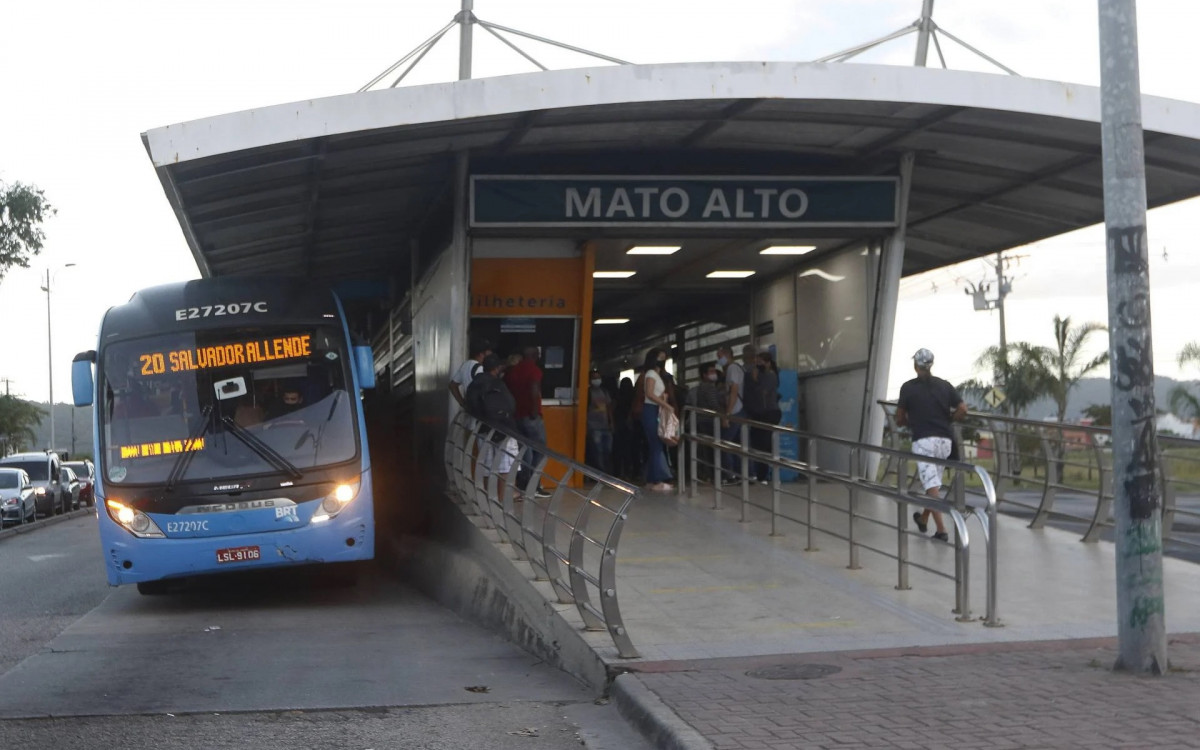 Acidente aconteceu entre as estações Mato Alto e Magarça, na Avenida D. Joao VI, em Guaratiba -  Reginaldo Pimenta/Arquivo/Agência O Dia