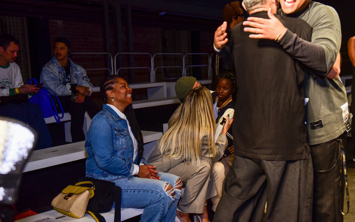 Bruno Gagliasso e Giovanna Ewbank se derretem pelo filho, Bless, durante &uacute;ltimo dia da S&atilde;o Paulo Fashion Week