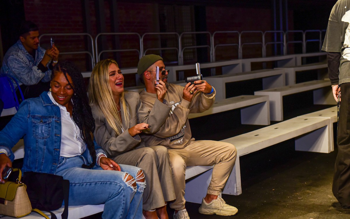 Bruno Gagliasso e Giovanna Ewbank se derretem pelo filho, Bless, durante &uacute;ltimo dia da S&atilde;o Paulo Fashion Week