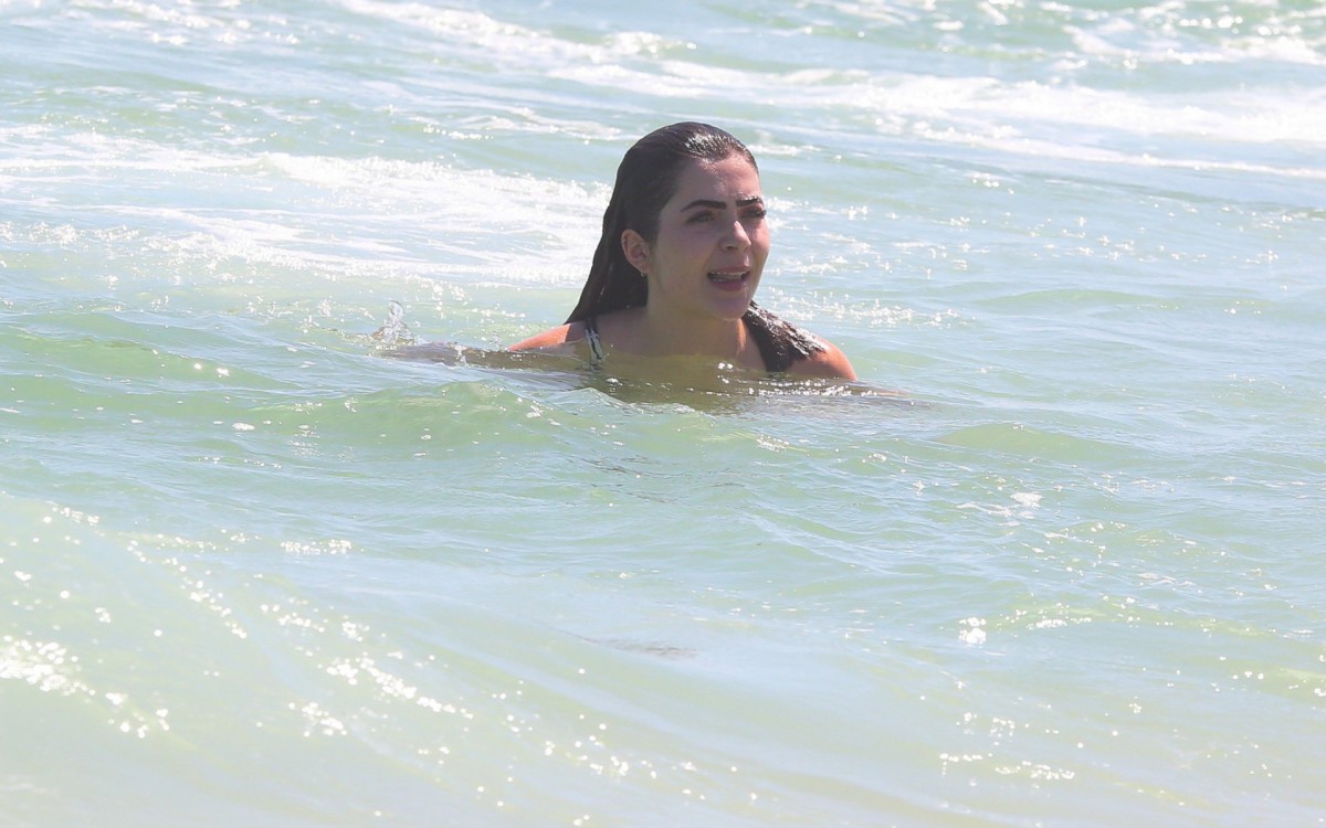 Jade Picon curte domingo de sol na Praia da Barra da Tijuca, na Zona Oeste do Rio