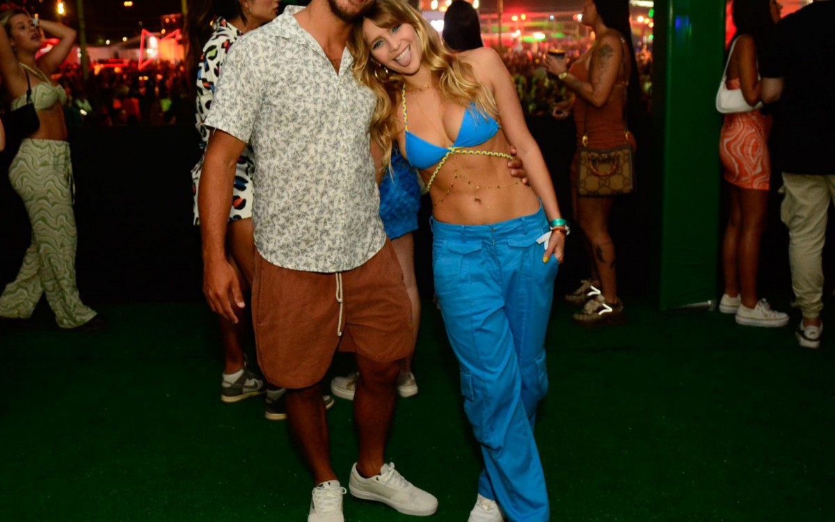 Isabela Santoni e o namorado, Caio Vaz, no Festival Village Betano