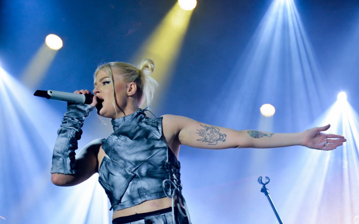 Luisa Sonza se apresenta no evento 'Village Betano', no Rio