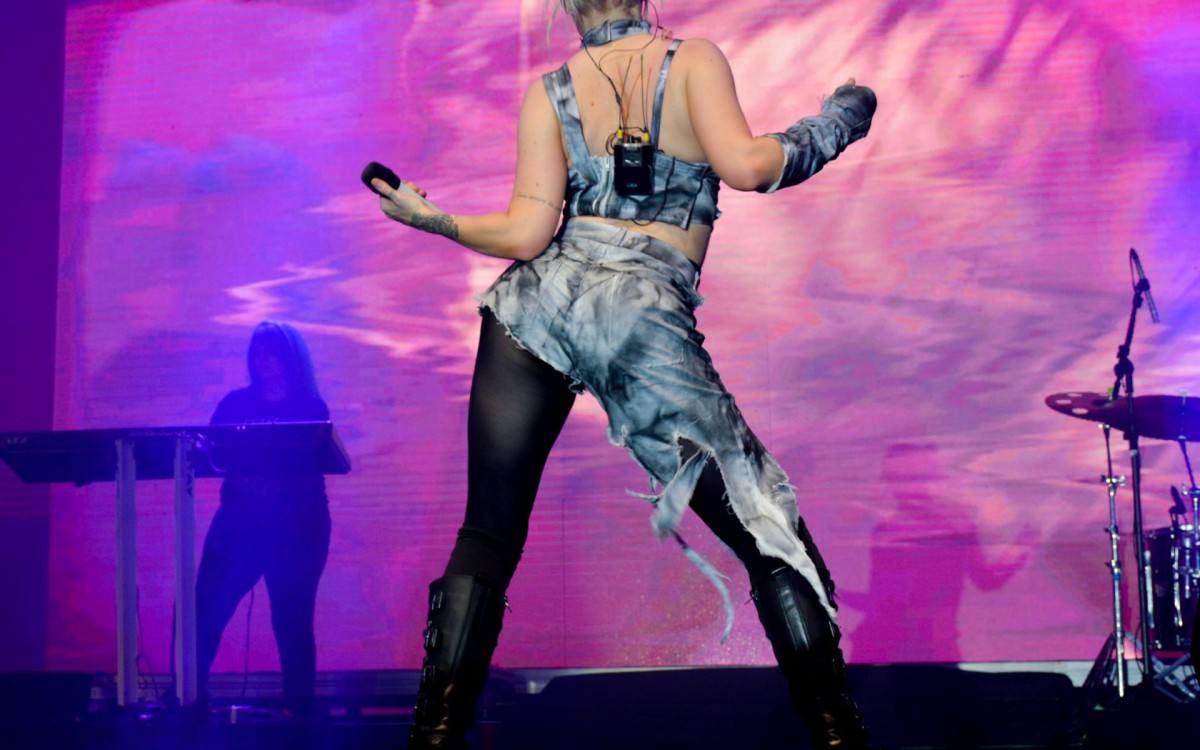 Luisa Sonza se apresenta no evento 'Village Betano', no Rio