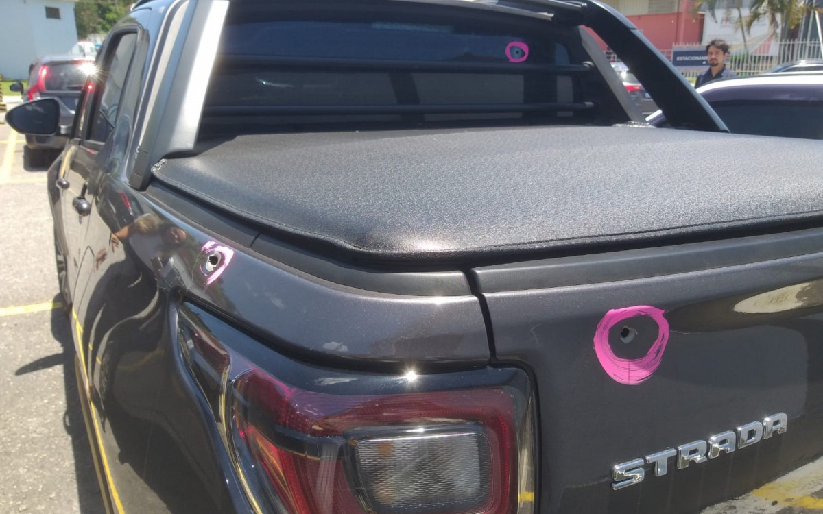 Carro das v&Atilde;&shy;timas sofreu diversas perfura&Atilde;&sect;&Atilde;&micro;es de tiro - Reginaldo Pimenta / Ag&Atilde;&ordf;ncia O Dia