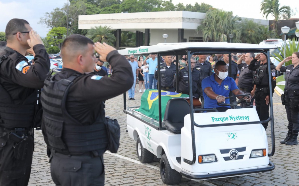 Caixão com o corpo do PM Orlando Aguiar Neto é recebido por policiais fardados  no Cemitério Memorial Parque Nycteroy, em São Gonçalo - Pedro Ivo / Agência O Dia
