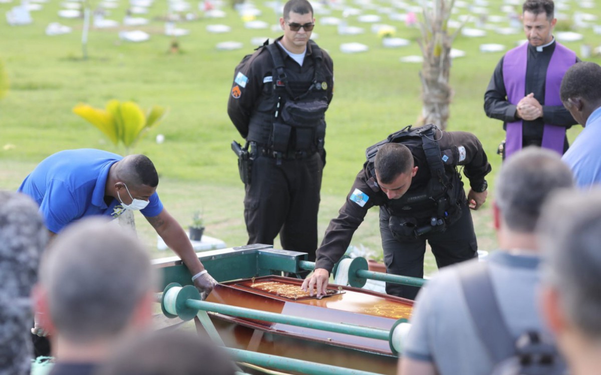 Amigos de farda se despedem do PM Orlando Aguiar Neto, morto após ser baleado em uma tentativa de assalto em São Gonçalo - Pedro Ivo / Agência O Dia