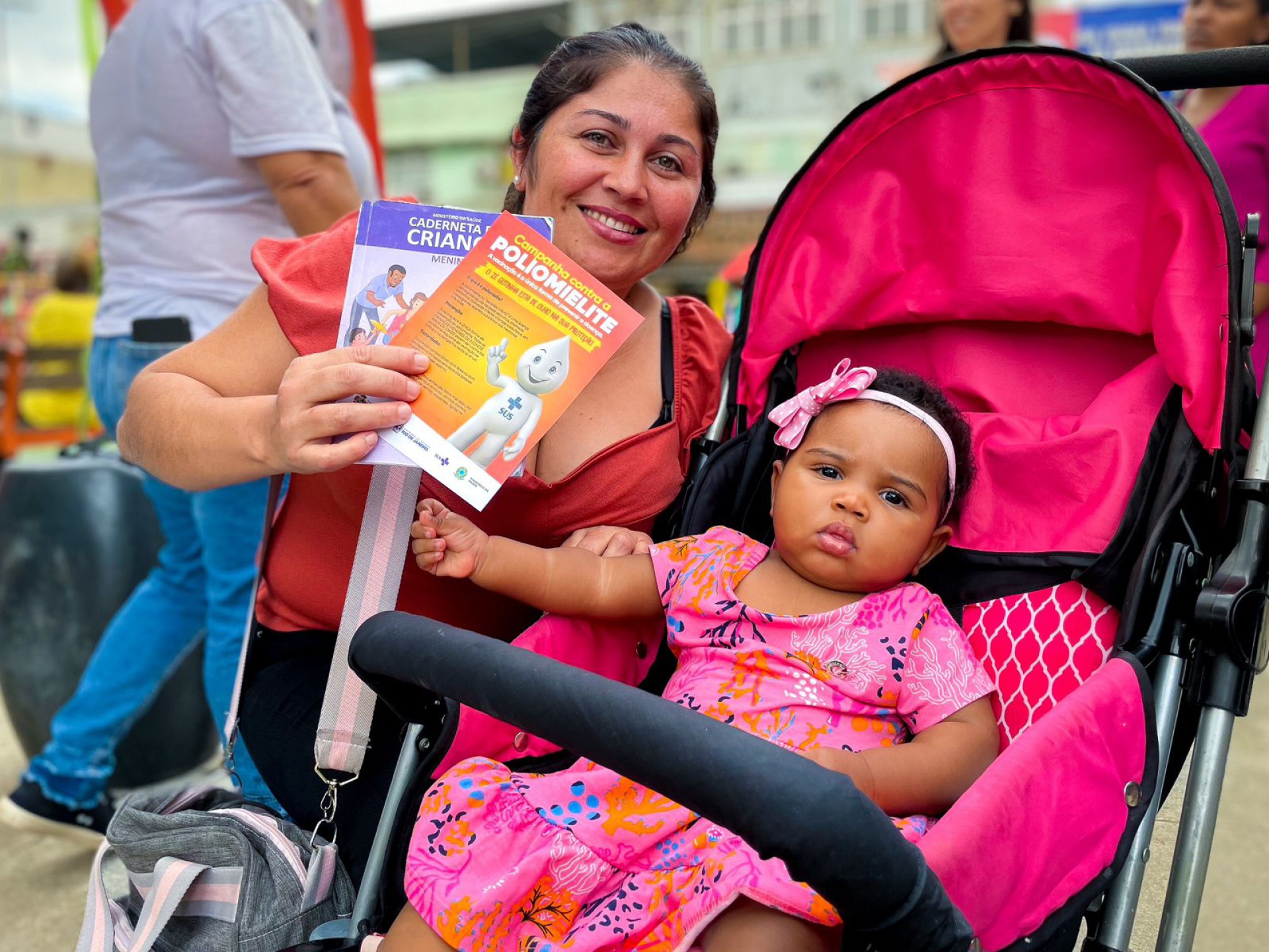 Maria José levou a filha Melissa de 9 meses para se vacina na tenda instalada no Praça Eliaquim Batista - Rafael Barreto / PMBR