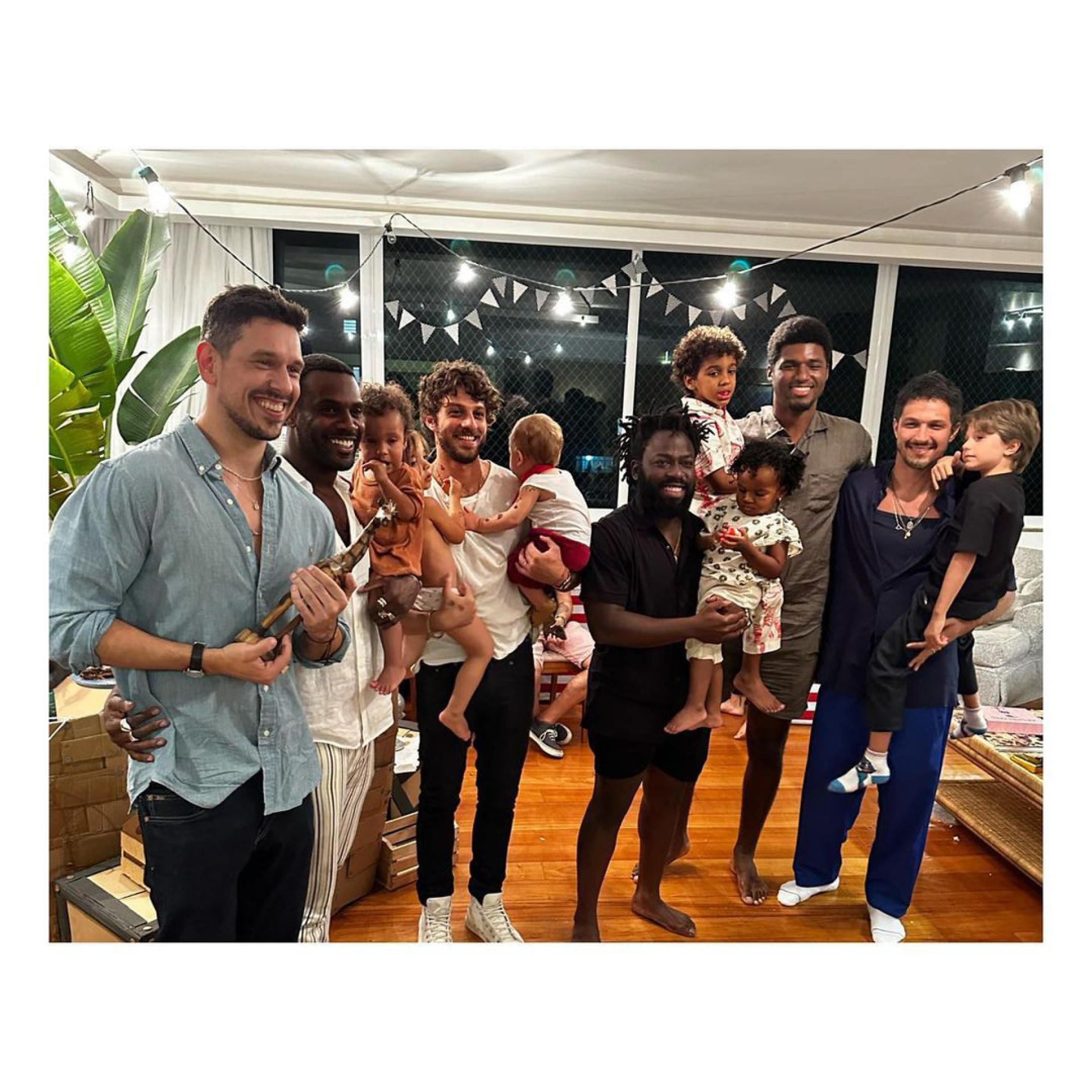 João Vicente posa com Rafael Zulu, Chay Suede, Douglas Silva, Romulo Estrela, João Pedro Januário e seus filhos - Reprodução Internet