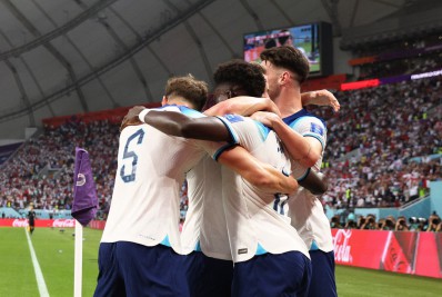 Inglaterra não toma conhecimento de 'ferrolho' do Irã e abre grupo B com massacre