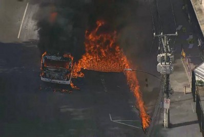 Ônibus pega fogo e interdita via no Largo do Bicão