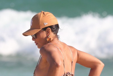 Juliana Paes se diverte na Praia da Barra da Tijuca