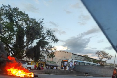 Vídeo: grupo fecha RJ-104, em São Gonçalo, em protesto pela morte de homem