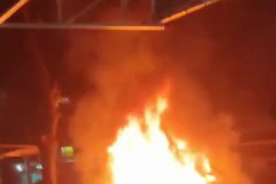 Vídeo: Carro em fuga da Lei Seca bate, pega fogo e uma pessoa morre