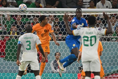 No sufoco, Holanda faz dois gols no fim e vence Senegal