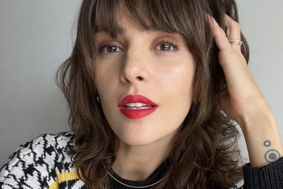 Mônica Benini é alvo de críticas após pintar unhas do filho e rebate: 'É uma criança'