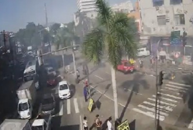 Ônibus pega fogo e interdita via no Largo do Bicão