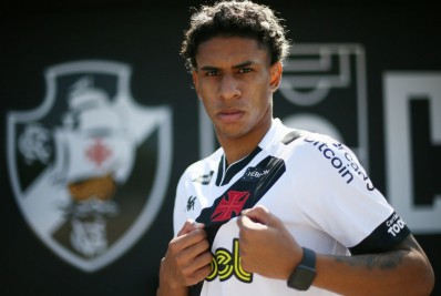 Paulo Victor projeta 2023 no Vasco e se declara ao clube: 'Experiência única'