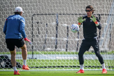 De olho nos rivais da Seleção: goleiros da Suíça treinam com óculos escuros especiais