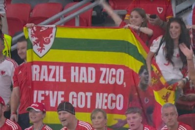 Torcedores do País de Gales comparam Zico com lateral Neco Williams