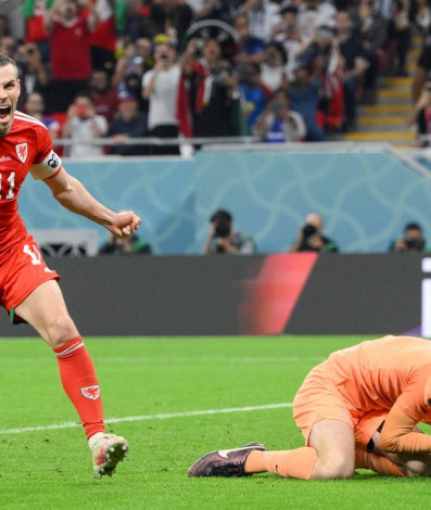 Enquanto goleiro Turner se lamenta, Bale comemora gol de empate do País de Gales