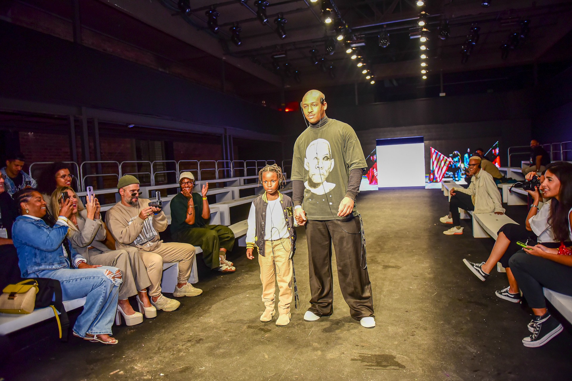 Bless, filho de Bruno Gagliasso e Giovanna Ewbank, desfila no &uacute;ltimo dia da S&atilde;o Paulo Fashion Week ao lado de Kevin David - Marcello S&aacute; Barretto / AgNews