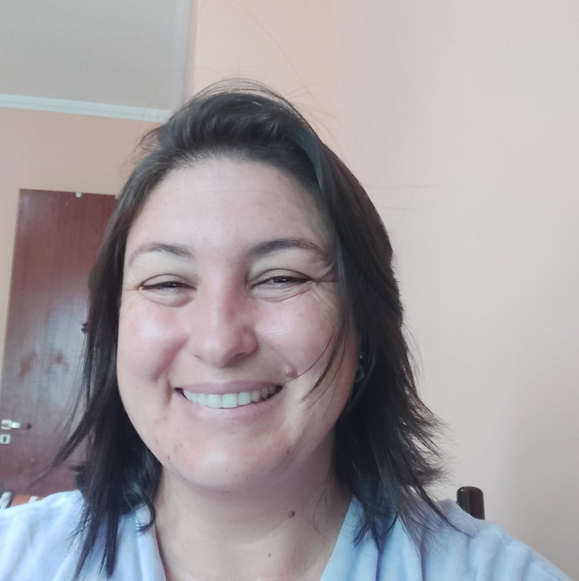 Cleicy Aparecida Vieira, de 48 anos, levou um tiro que acertou o rim e o intestino e precisar&aacute; passar por cirurgia