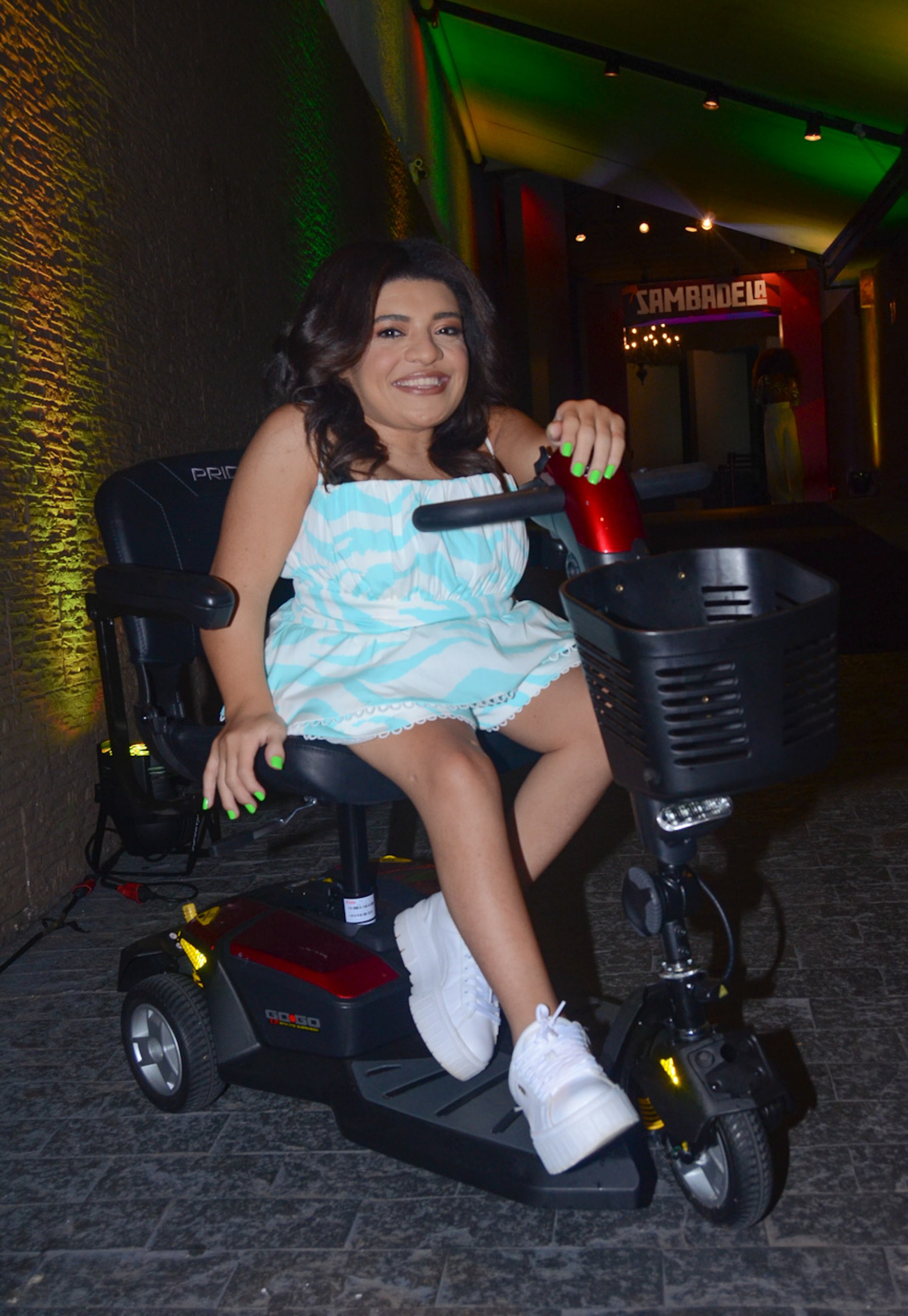 Pequena Lô marca presença no aniversário de Thelma Assis - Araújo/ AgNews