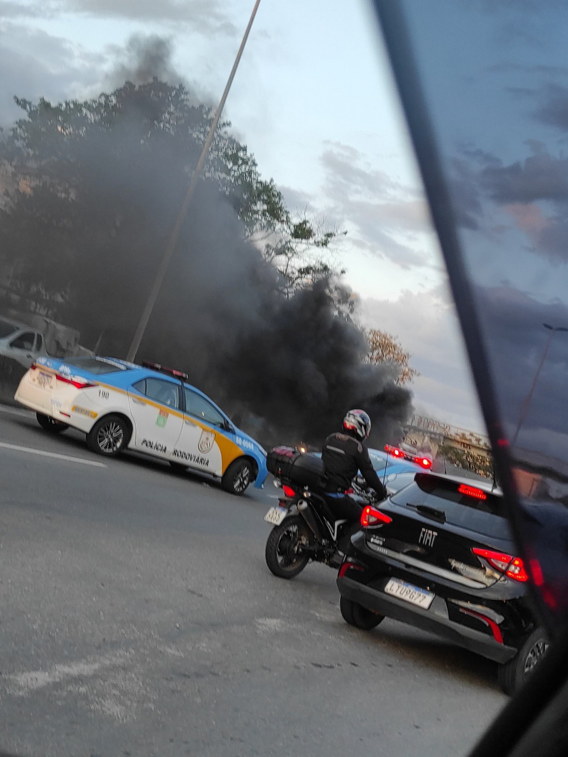 Grupo interdita pista na RJ-104, na altura de Marambaia, em São Gonçalo - Reprodução/Redes sociais